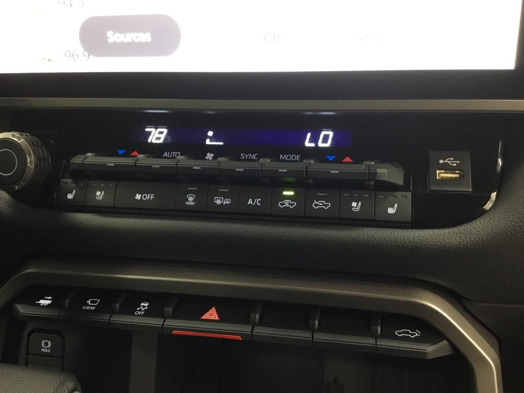 Used 2025 Toyota Tundra Limited AWD/4WD image 28