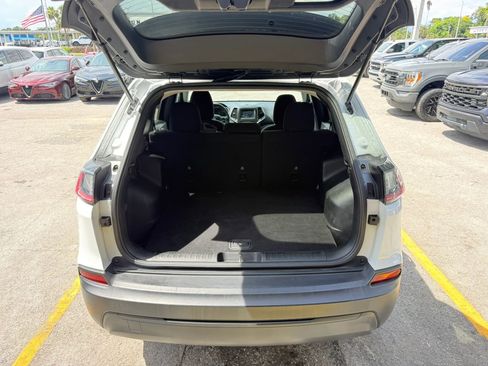 Used 2019 Jeep Cherokee Latitude w/ Popular Appearance Group FWD image 7