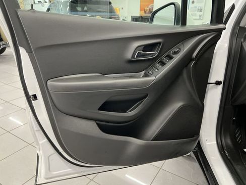 Used 2019 Chevrolet Trax LT w/ LT Convenience Package image 22