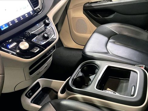 Used 2024 Chrysler Pacifica Touring-L image 19