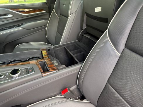 Used 2024 Cadillac Escalade Premium Luxury AWD/4WD image 26