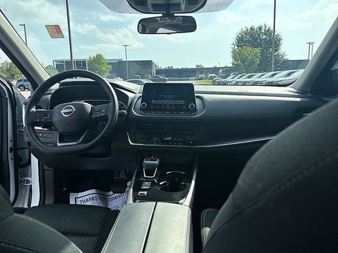 Certified 2025 Nissan Rogue SV FWD image 19