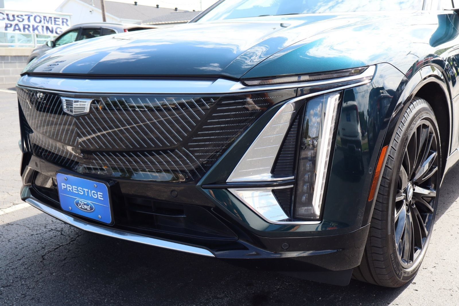 Used 2024 Cadillac Lyriq Luxury AWD/4WD image 12