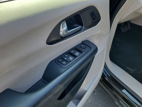 Used 2024 Chrysler Pacifica Limited FWD image 12