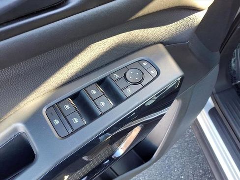 Used 2025 Nissan Pathfinder SV image 11