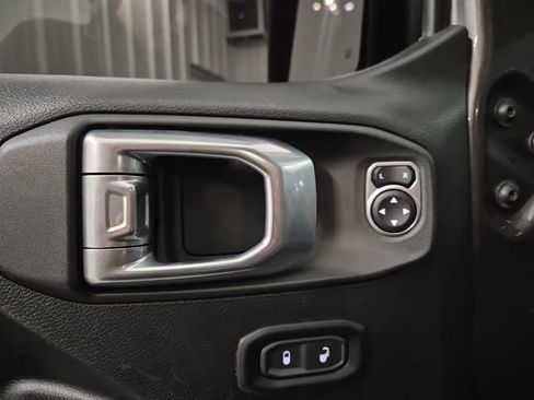 Used 2021 Jeep Gladiator Willys image 14