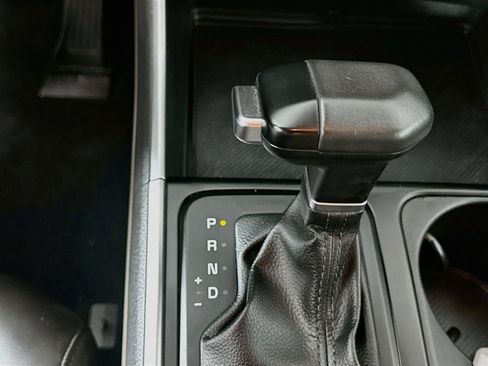 Used 2025 Kia Carnival FWD image 25