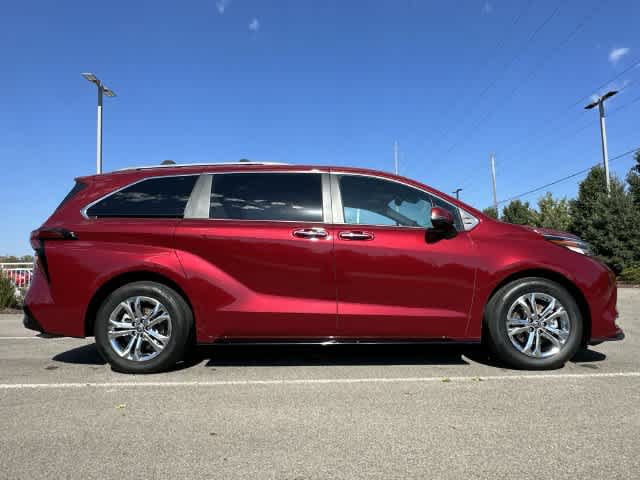 Used 2023 Toyota Sienna Platinum AWD/4WD image 3