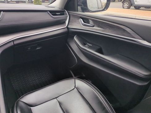 Used 2023 Jeep Grand Cherokee Limited w/ Black Appearance Package image 17