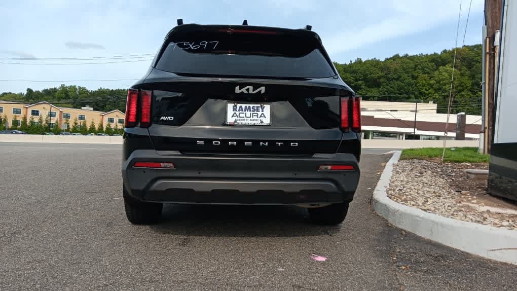 Used 2022 Kia Sorento S w/ Panoramic Sunroof Package AWD/4WD image 3
