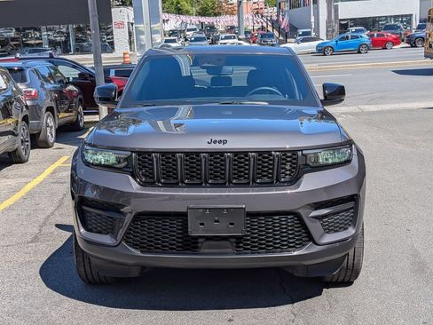 Used 2023 Jeep Grand Cherokee Altitude AWD/4WD image 3