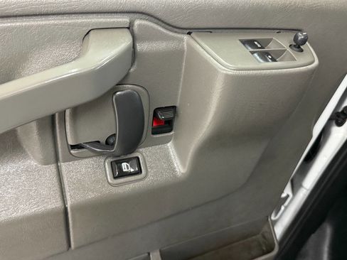 Used 2018 Chevrolet Express 2500 w/ Enhanced Convenience Package RWD image 40