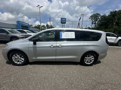 Used 2024 Chrysler Pacifica Touring-L FWD image 13