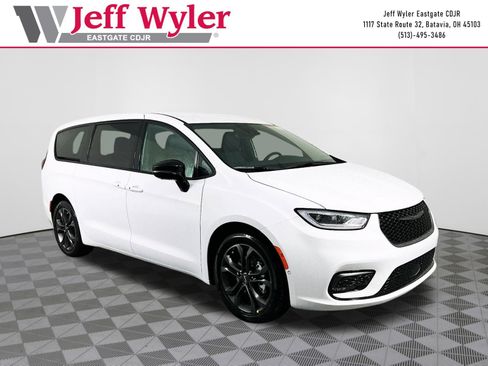 New 2026 Chrysler Pacifica Select FWD image 1