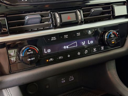 Used 2025 Nissan Pathfinder Platinum AWD/4WD image 17