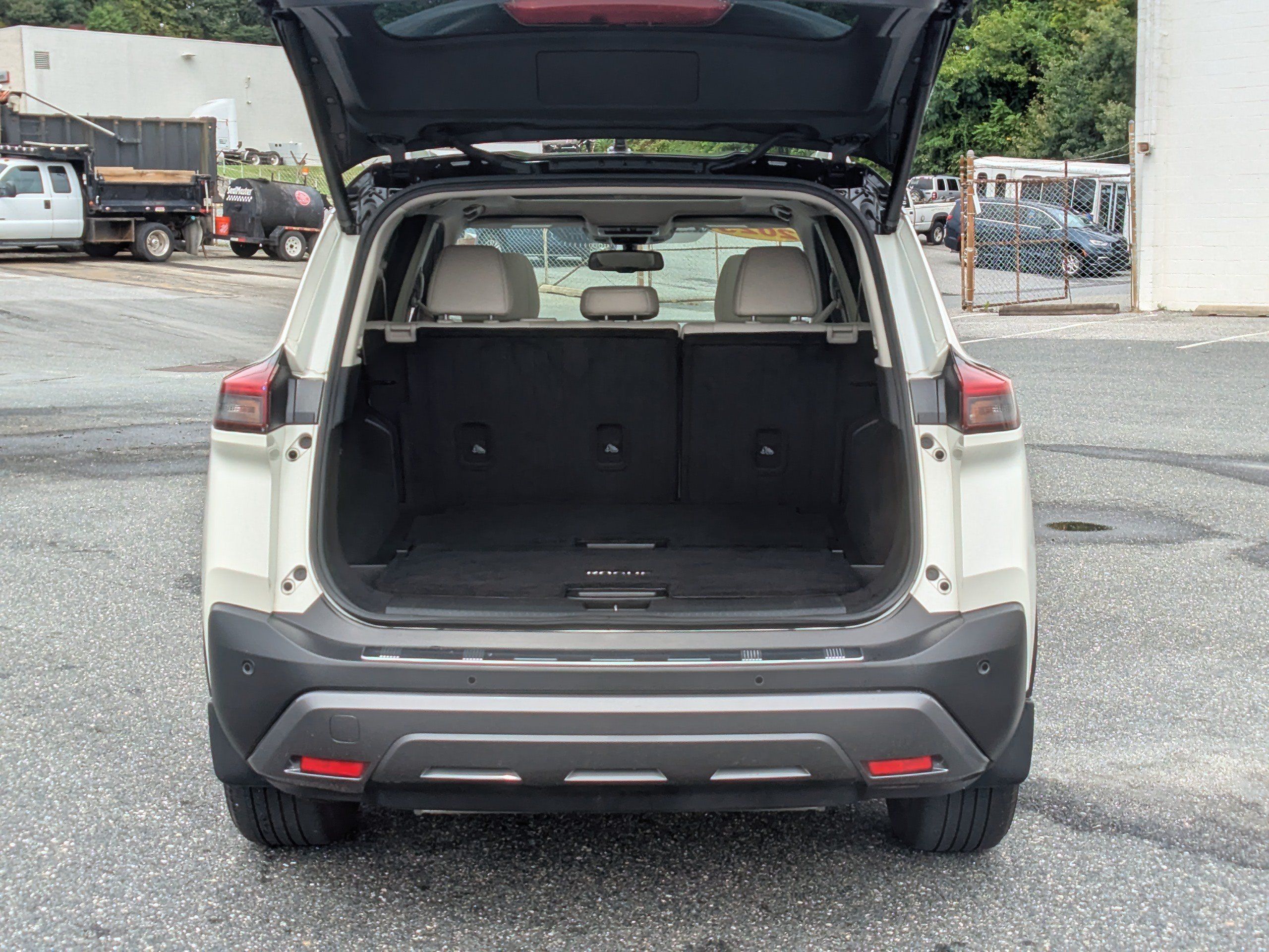 Used 2023 Nissan Rogue SL AWD/4WD image 8