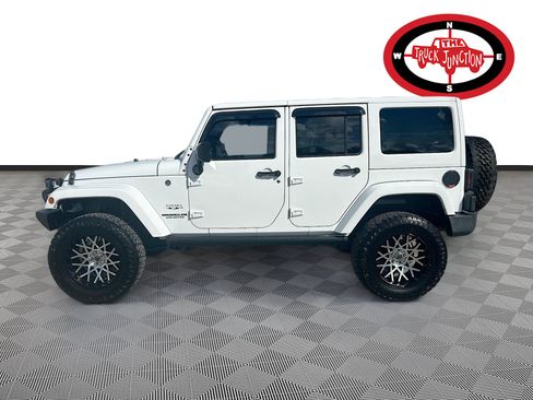 Used 2017 Jeep Wrangler Unlimited Sahara w/ Max Tow Package AWD/4WD image 4