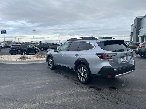 Used 2025 Subaru Outback Limited image 3