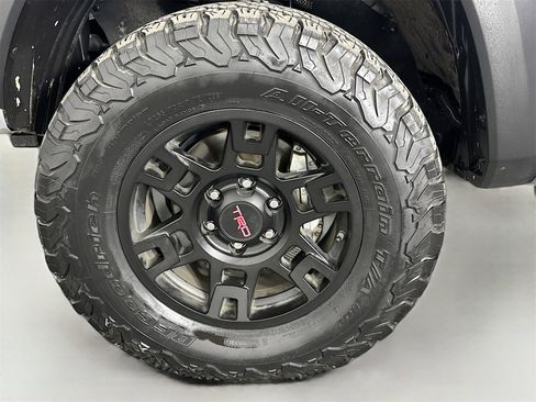 Used 2019 Toyota Tacoma TRD Off-Road image 32