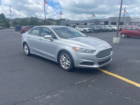 Used 2016 Ford Fusion SE FWD image 3