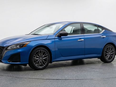 Used 2025 Nissan Altima 2.5 SV image 3