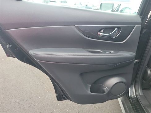 Used 2018 Nissan Rogue S image 17