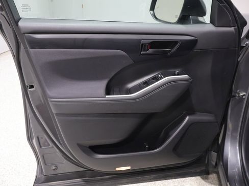 Used 2023 Toyota Highlander LE AWD/4WD image 13