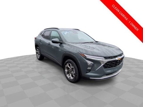 Certified 2025 Chevrolet Trax LT FWD image 2