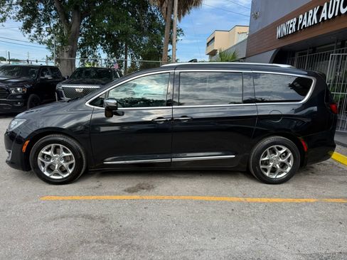 Used 2017 Chrysler Pacifica Limited w/ UConnect Theater Package FWD image 5