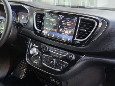 Used 2025 Chrysler Pacifica Select FWD image 52