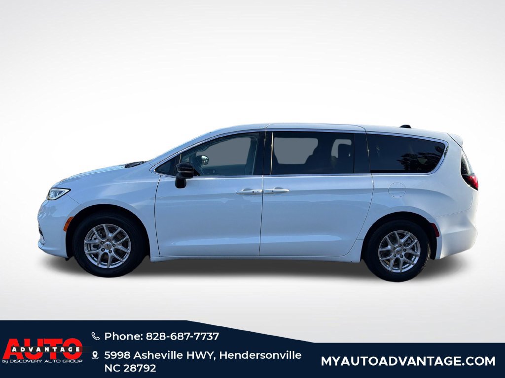 Used 2024 Chrysler Pacifica Touring-L FWD image 6
