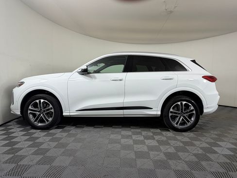 Used 2025 Audi Q5 Premium w/ Convenience Package AWD/4WD image 2