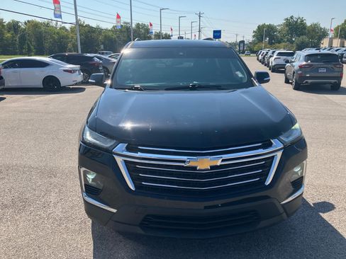 Used 2022 Chevrolet Traverse LT FWD image 2