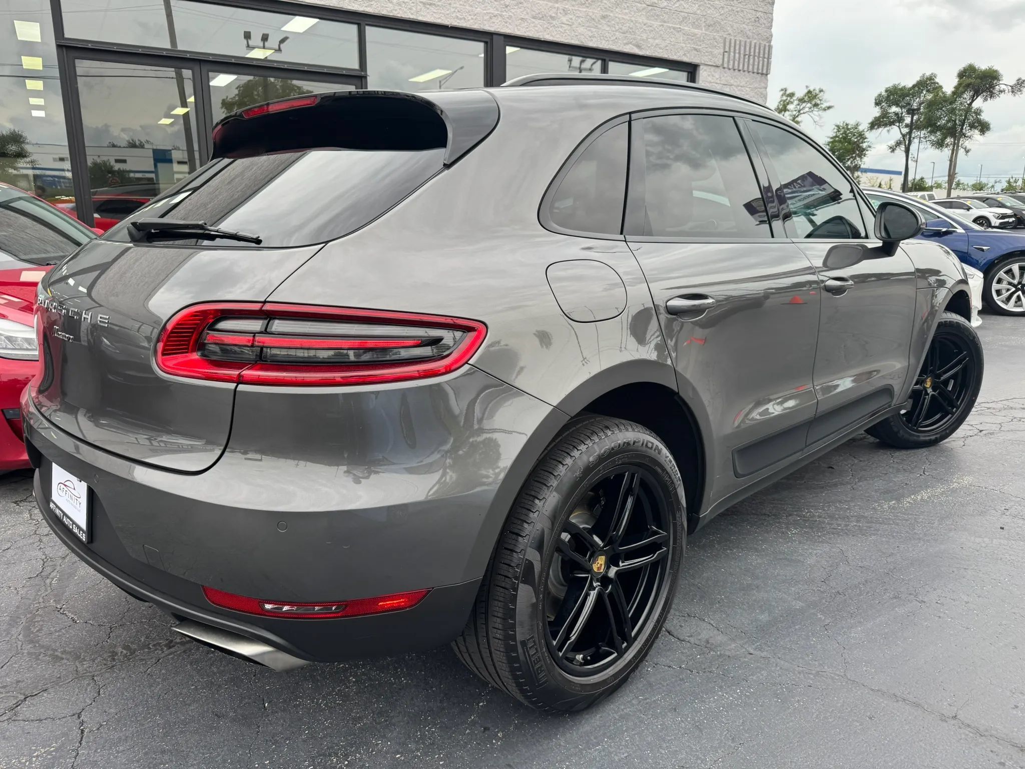 Used 2018 Porsche Macan AWD/4WD image 3