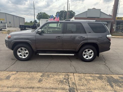 Used 2021 Toyota 4Runner SR5 Premium w/ Moonroof Package AWD/4WD image 10