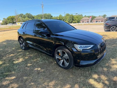 Used 2022 Audi e-tron Premium Plus AWD/4WD image 3