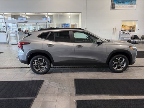 New 2026 Chevrolet Trax LT w/ Sunroof Package image 2