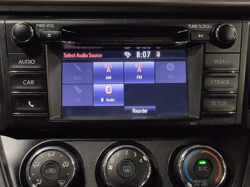 Used 2018 Toyota RAV4 LE FWD image 25