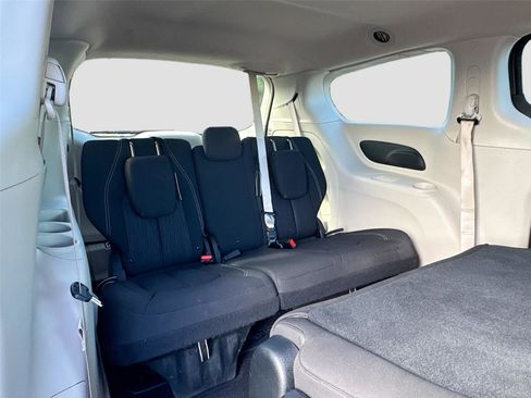 Used 2020 Chrysler Voyager L image 23
