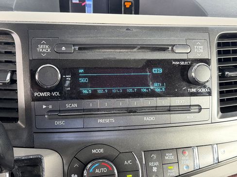 Used 2014 Toyota Sienna XLE image 17