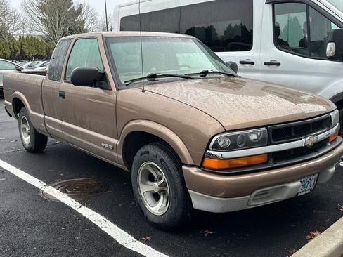 Used 2002 Chevrolet S10 Pickup LS w/ LS Preferred Equipment Group image 2