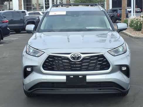 Certified 2025 Toyota Highlander XLE FWD image 2
