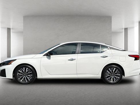 Used 2025 Nissan Altima 2.5 SV FWD image 7