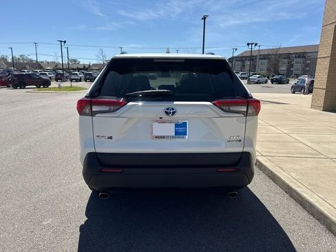 Used 2022 Toyota RAV4 XLE Premium image 3