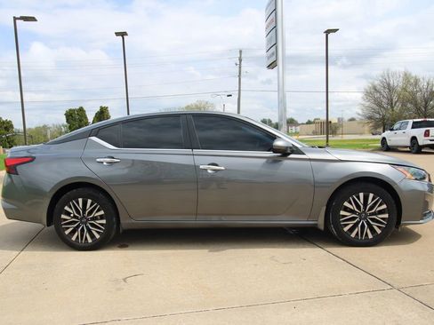Used 2024 Nissan Altima 2.5 SV w/ SV Premium Package image 4