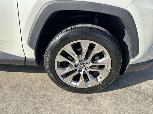 Used 2021 Toyota RAV4 XLE Premium image 61