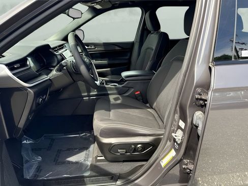Used 2024 Jeep Grand Cherokee L Laredo RWD image 9