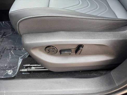 Used 2026 Volkswagen Tiguan SE FWD image 21