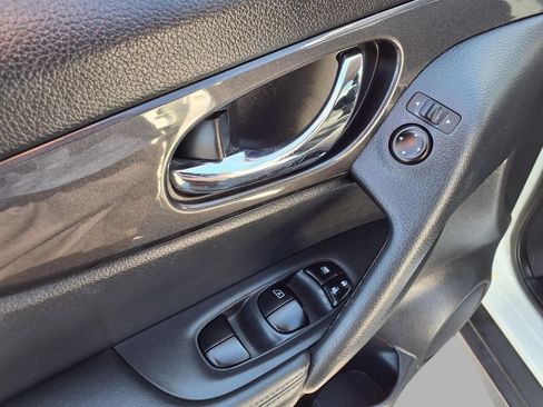 Used 2017 Nissan Rogue SV FWD image 19