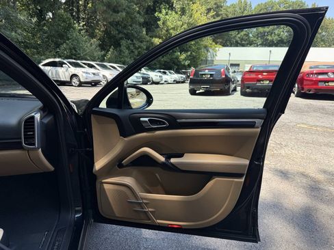 Used 2016 Porsche Cayenne AWD/4WD image 36